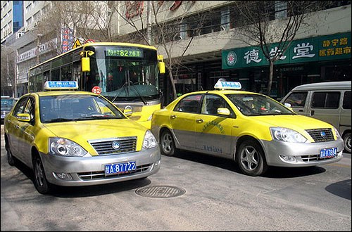 今后,全市出租汽车新增和更新全部使用吉利汽车.