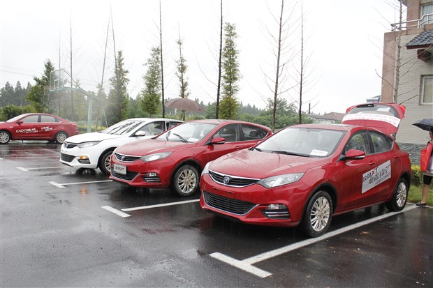 致尚xt改装车在会场外照出