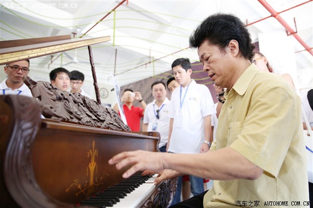 著名钢琴调律师黄三元先生向媒体介绍厦门鼓浪屿钢琴艺术博物馆内的