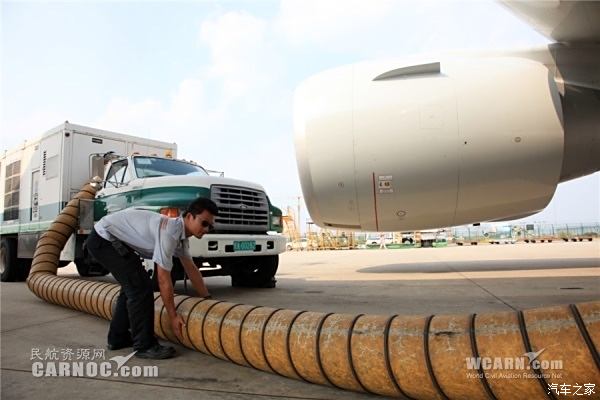 图:空调气源车 摄影:魏淑强图:电源车 摄影:魏淑强图:为飞机接电源