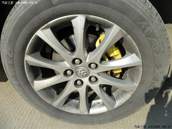 前轮毂上的刹车粉很多大家是不是这样的