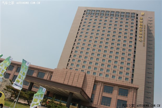 一个多小时的路程后,到达目的地济宁圣都国际会议中心容纳1000多人的